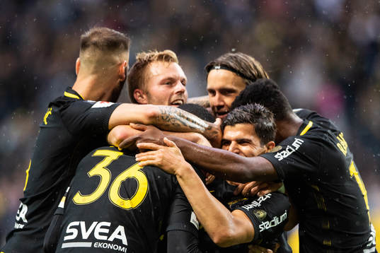 s Henok Goitom jublarmed Sebastian Larsson, Tarik