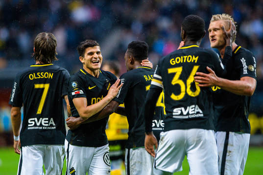 s Tarik Elyounoussi och Henok Goitom jublar