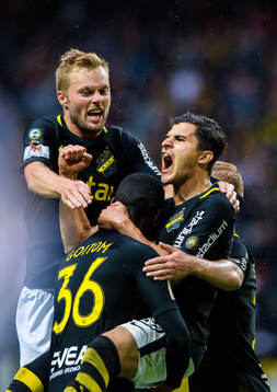 s Sebastian Larsson och Tarik Elyounoussi jublar med Henok