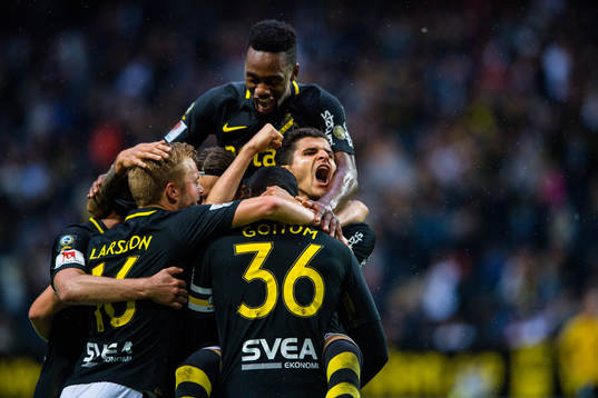 s Heradi Rashidi och Tarik Elyounoussi jublar med Henok