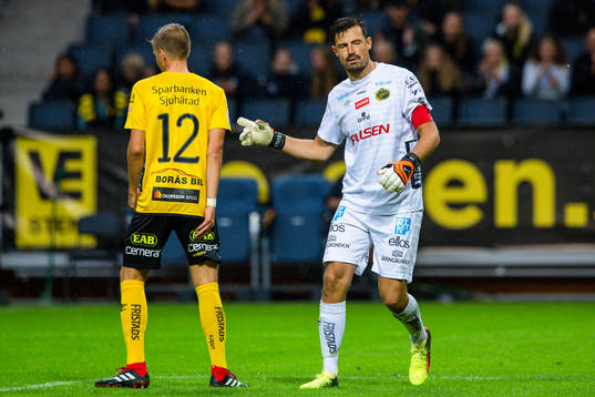 Elfsborgs Joakim Nilsson och målvakt Kevin Stuhr Ellegaard