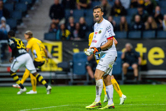 Elfsborgs målvakt Kevin Stuhr Ellegaard reagerar