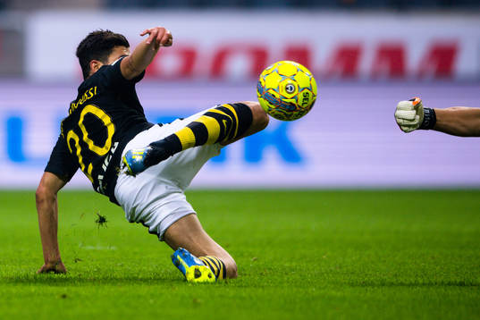 s Tarik Elyounoussi med målchans