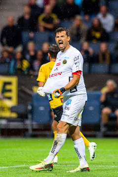 Elfsborgs målvakt Kevin Stuhr Ellegaard reagerar