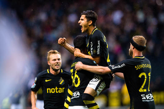 s Tarik Elyounoussi jublar
