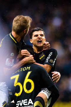 s Tarik Elyounoussi jublar