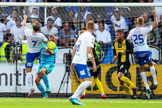 Norrköpings Alexander Fransson och Hammarbys målvakt
