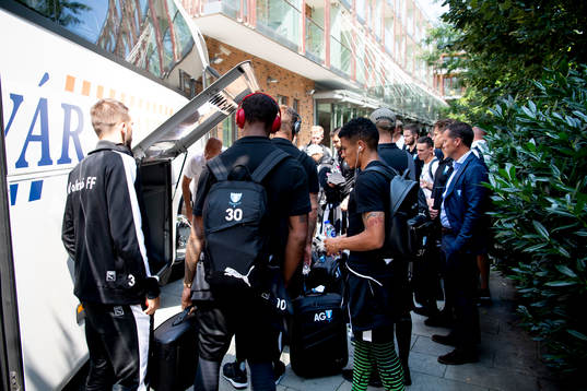 Playes of Malmö FF arrives at the hotel