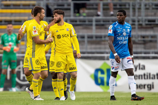 Sundsvalls Jonathan Tamimi Syberg jublar med lagkamrater