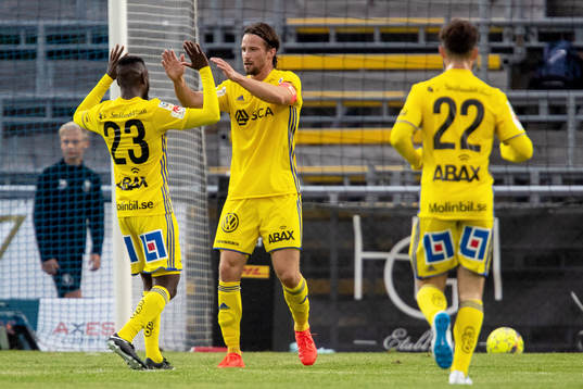 Sundsvalls Linus Hallenius jublar med lagkamrater