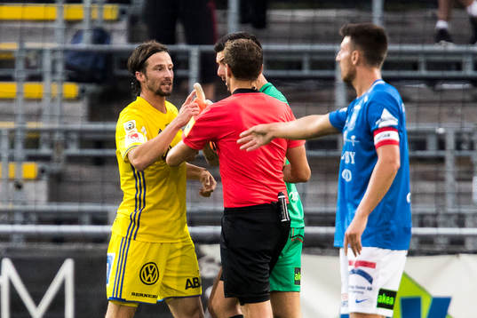 Sundsvalls Linus Hallenius i diskussion med Trelleborgs