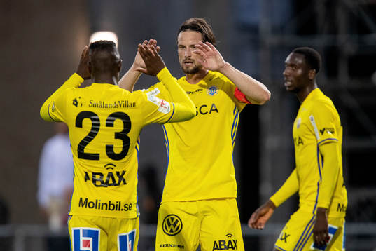 Sundsvalls Linus Hallenius jublar med Maic Sema
