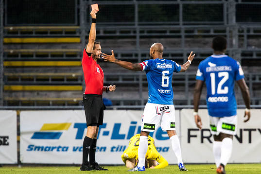 Trelleborgs Salif Camara Jönsson får rött kort