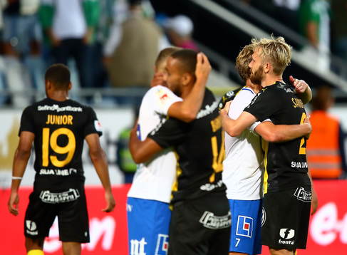 Norrköpings Jordan Larsson och Hammarbys Junes Barny (