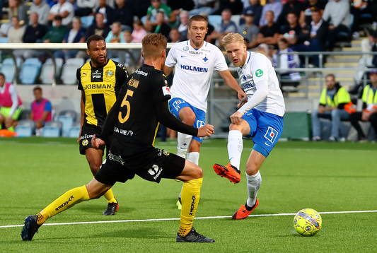 Norrköpings Kalle Holmberg skjuter framför Simon Thern