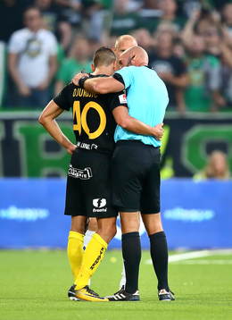 Domare Johannesson talar med Hammarbys Nikola Djurdjic