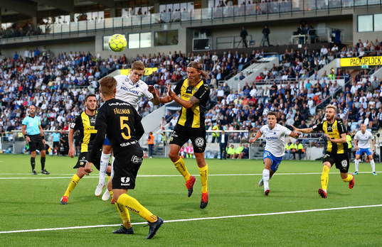 Norrköpings Arnór Sigurdsson och Hammarbys Simon Sandberg