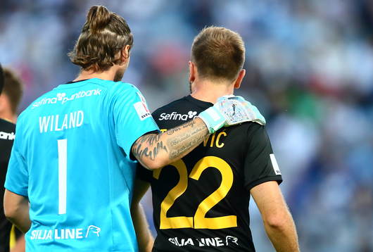 Hammarbys Muamer Tankovic reagerar och lugnas av målvakt