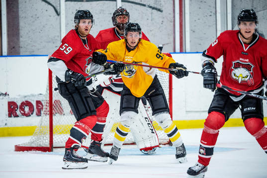 Panterns Nick Olesen mot Malmö Redhawks Anton Mylläri,