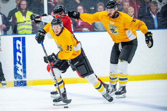 Panterns Nick Olesen och Ruben Rampazzo mot Malmö Redhawks