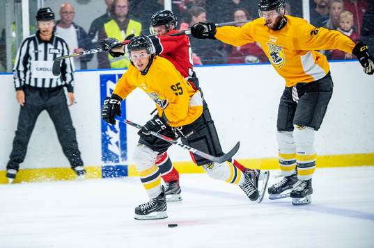 Panterns Nick Olesen och Ruben Rampazzo mot Malmö Redhawks