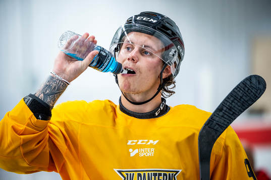 Panterns Nick Olesen dricker vatten