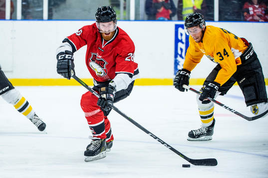 Malmö Redhawks Jens Olsson mot Panterns Oskar Eklind