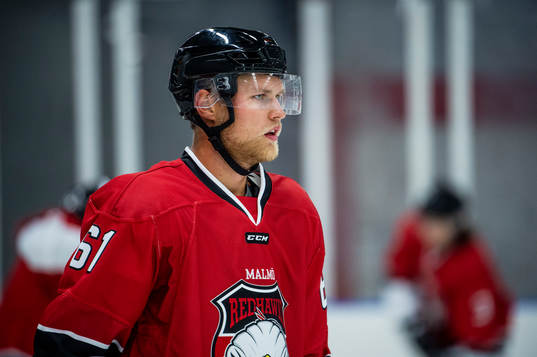 Malmö Redhawks Martin Janolhs innan träningsmatchen i
