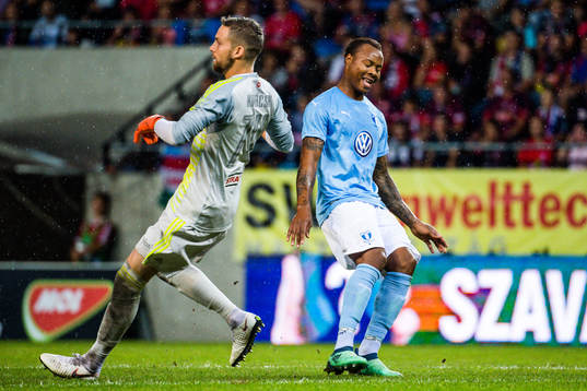 Stefan Scepovic of Vidi against Carlos Strandberg of Malmö