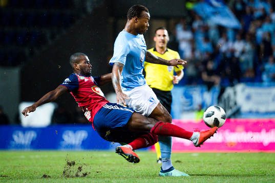 Paulo Vinicius of Vidi against Carlos Strandberg of Malmö
