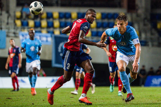 Paulo Vinicius of Vidi against Markus Rosenberg of Malmö