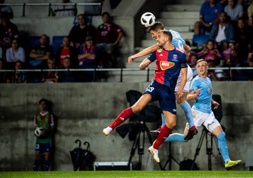 Boban Nikolov of Vidi fights for the ball with Markus