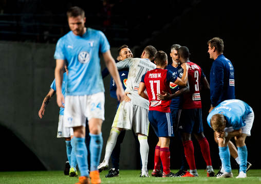 Players of Vidi celebrate while Lasse Nielsen and Oscar