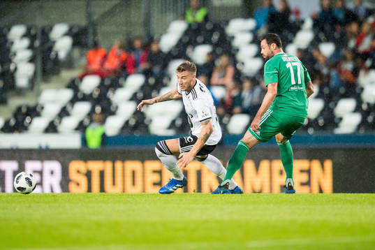 Nicklas Bendtner of Rosenborg and Damien Delaney of Cork