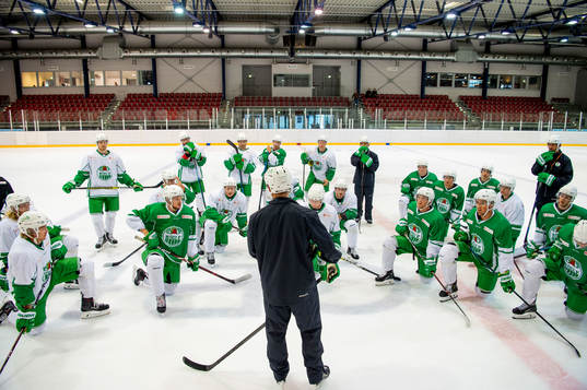 Tränare Cam Abbott håller i en samling