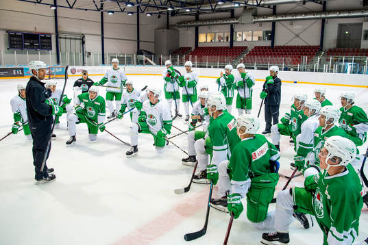Tränare Cam Abbott håller i en samling