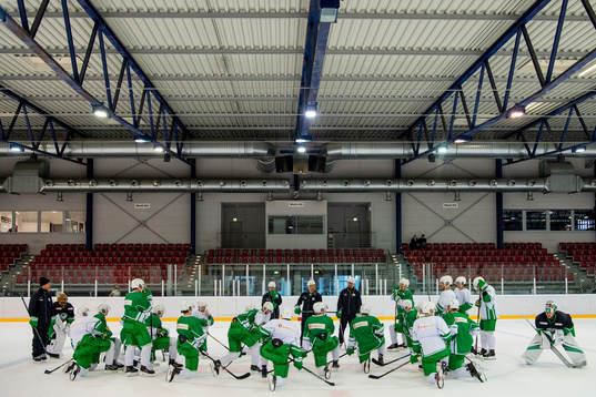 Tränare Cam Abbott håller i en samling