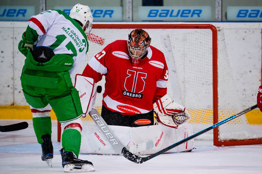 Rögles Taylor Matson gör 1-0 bakom Örebros målvakt Eero