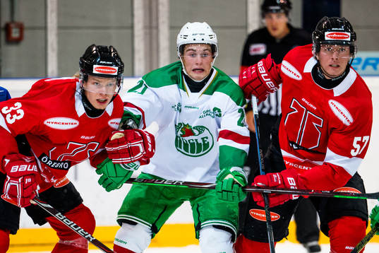 Rögles Nils Höglander i en kamp mot Örebros Christopher