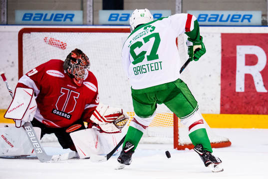 Rögles Leon Bristedt gör 6-1 bakom Örebros målvakt Eero