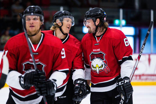 Malmö Redhawks Emil Sylvegård och Stefan Warg jublar