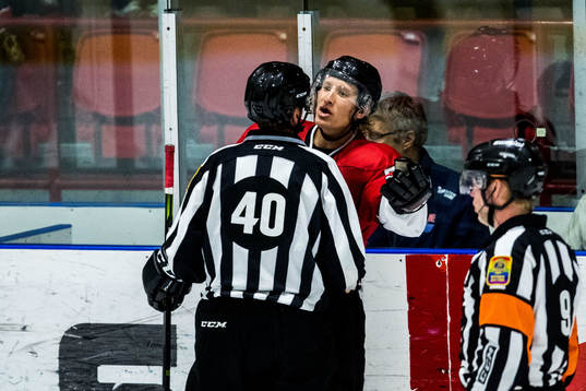 Malmö Redhawks Emil Sylvegård i diskussion med domaren
