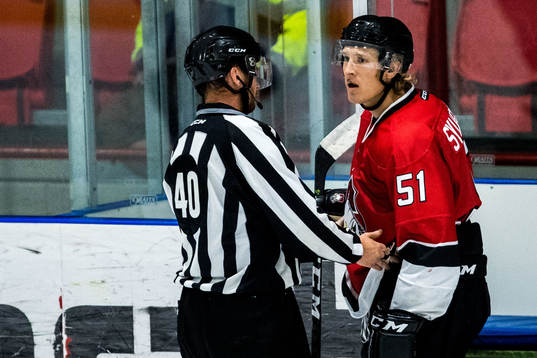 Malmö Redhawks Emil Sylvegård i diskussion med domaren