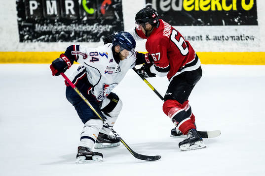 Linköpings Jimmy Andersson och Malmö Redhawks Konstantin