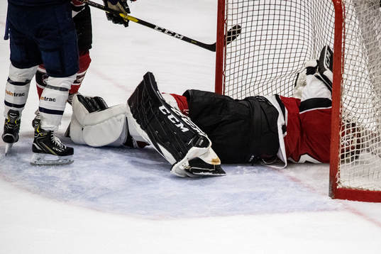 Malmö Redhawks Cristopher Nihlstorp blir liggandes i mål