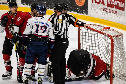 Malmö Redhawks Cristopher Nihlstorp blir liggandes i mål