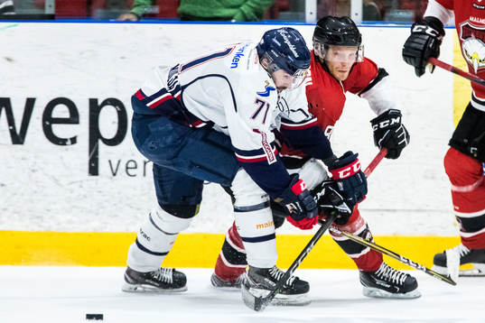 Linköpings Daniel Olsson Trkulja och Malmö Redhawks Johan