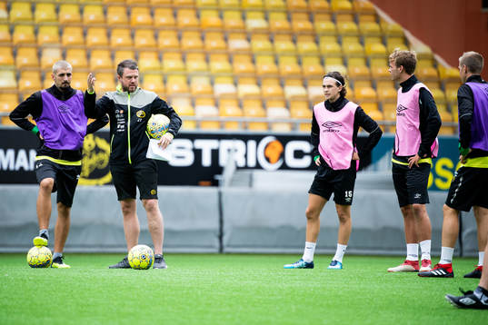 manager Jimmy Thelin instruerar spelarna