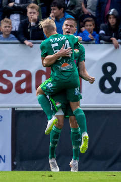 Dalkurds Eero Markkanen jublar med Simon Strand