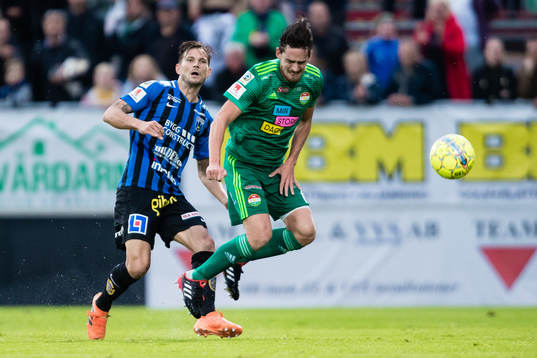 Dalkurds Robin Tranberg skadar sig i kamp om bollen med